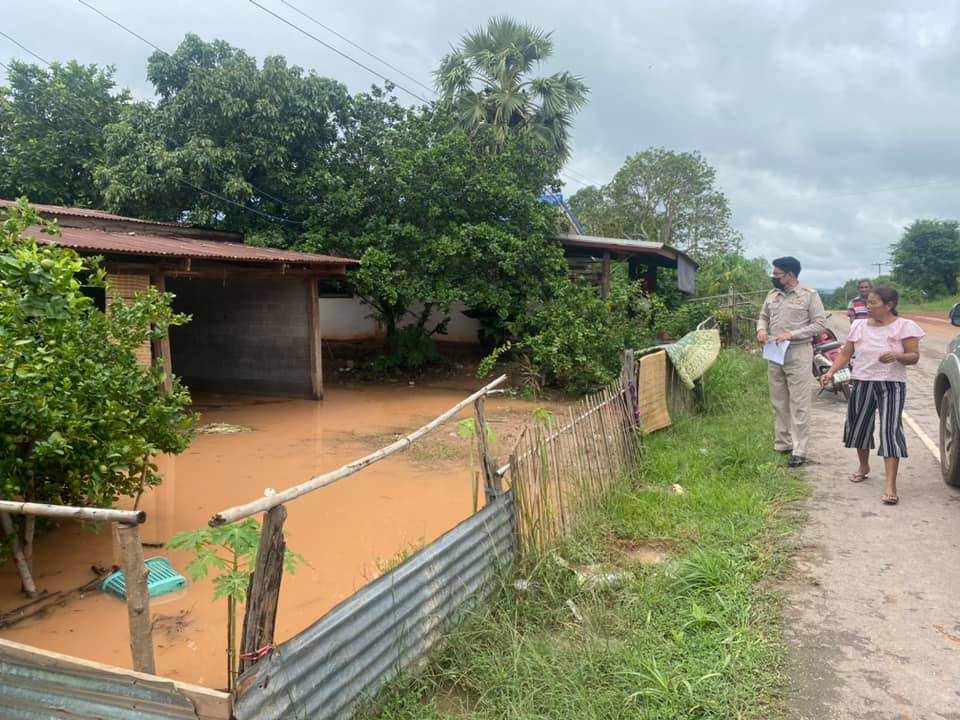 ออกแก้ไขปัญหาน้ำท่วมบ้านชาวบ้านคำไฮ หมู่ที่ ๑๔