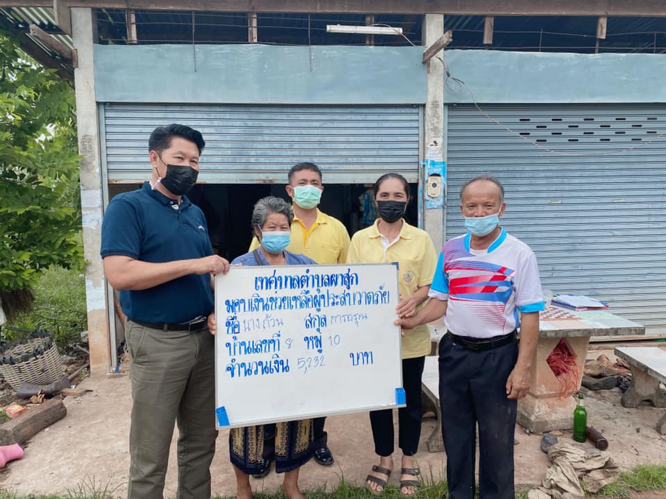 ออกมอบเช็คเงินสดช่วยเหลือชาวบ้านที่ได้รับผลกระทบจากลมพายุวาตภัย